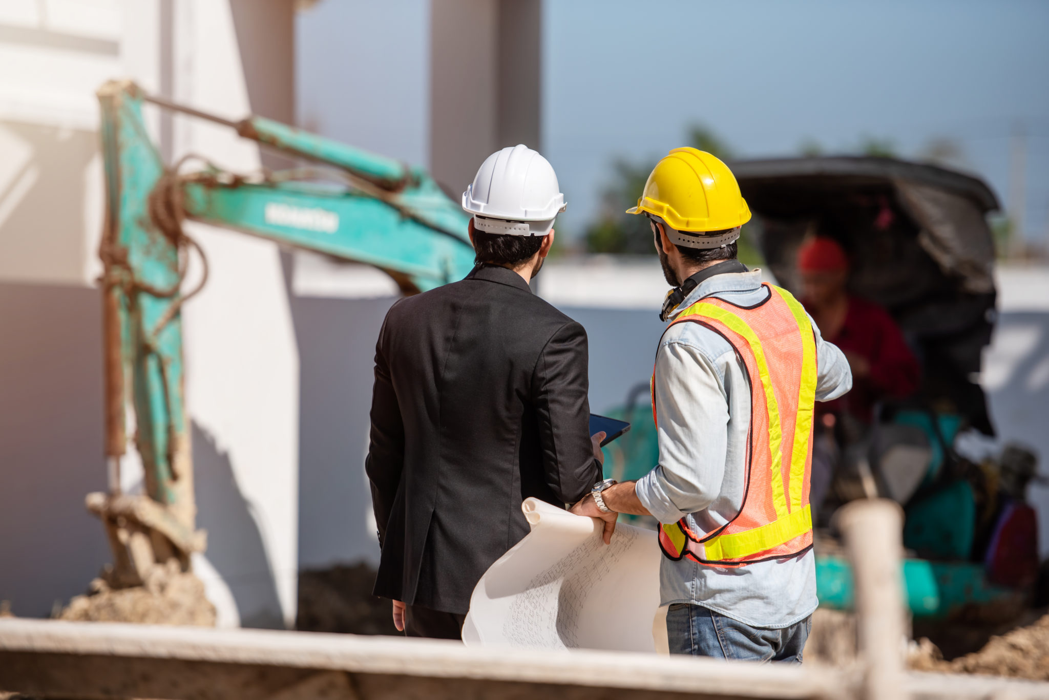 Operaio edile e ingegnere che lavorano insieme nel cantiere.